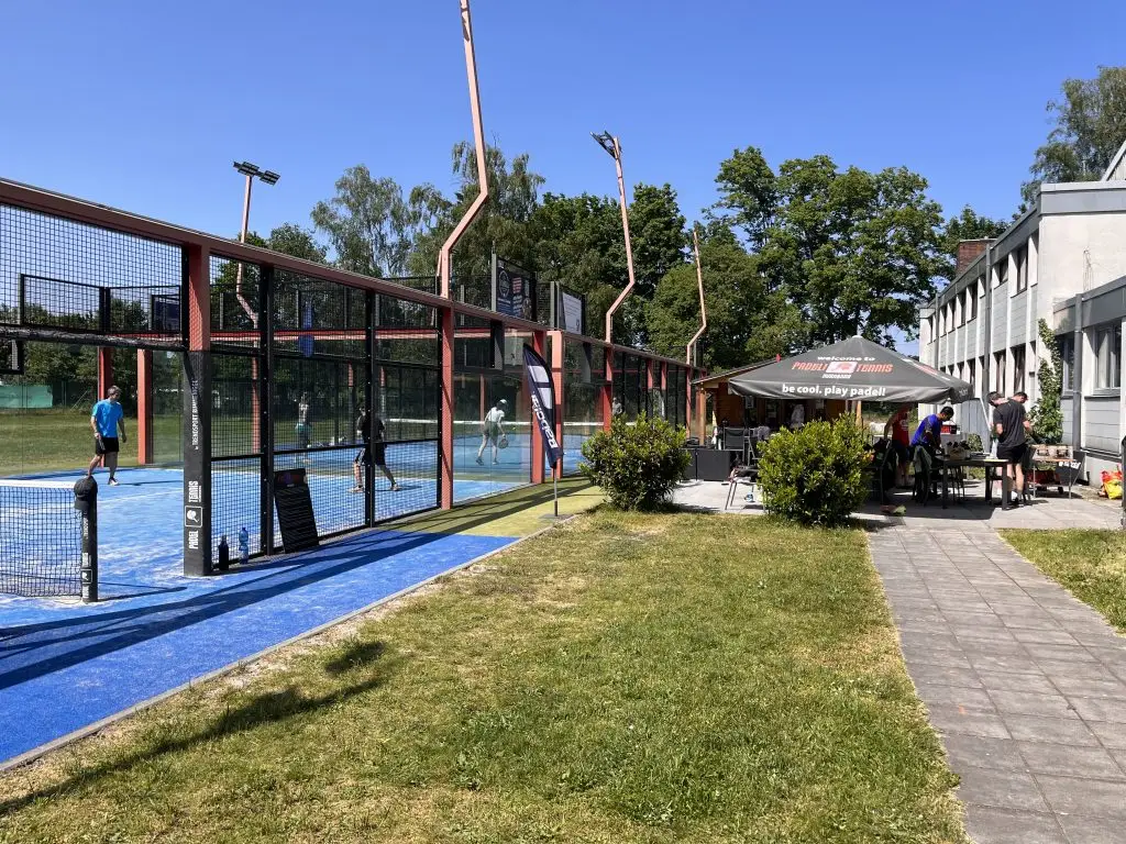 Court und Anlage während eines Spiels bei Padel Tennis Nürnberg im CAM Marienberg